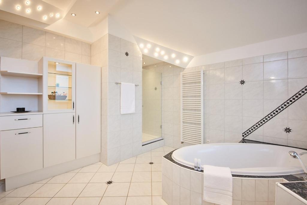 Hotel Seeblick & Ferienwohnung Bad Endorf Kültér fotó
